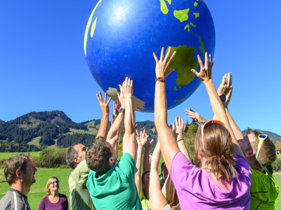 EVINTA_Teambuilding_Teamspiel Die Erde auf Händen tragen_02