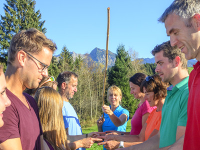 EVINTA_Teambuilding_Teamspiel Schwebender Stab_02