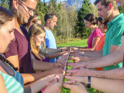 EVINTA_Teambuilding_Teamspiel Schwebender Stab_03