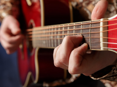 EVINTA_Weihnachtsfeier_Weihnachtsfeier mit Live-Band_Nahaufnahme Guitarre