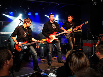 EVINTA_Weihnachtsfeier_Weihnachtsfeier mit Live-Band_Band auf der Bühne