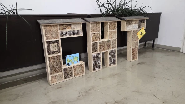 fertig gebautes Insektenhotelbau Buchstaben C-H-T