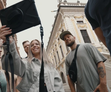 Drei Personen schauen auf ein Tablet