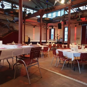 EVINTA_Eventlocation_Bild06 mehrere Tische mit Stühlen in einer Eventlocation