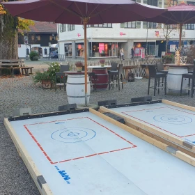 zwei Eisstockbahnen in einem Biergarten