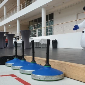 Eisstöcke in blau auf der Eisstockbahn