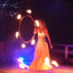 Frau die einen Feuerring in der Hand hat