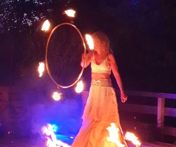 Frau die einen Feuerring in der Hand hat