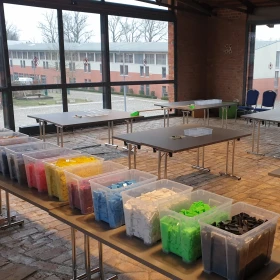 Aufbau der Dominosteine in Kisten in einem Tagungsraum