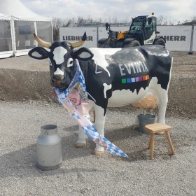 Kuh Elsa aus GFK mit Oktoberfest-Dekoration fürs Kuhwettmelken