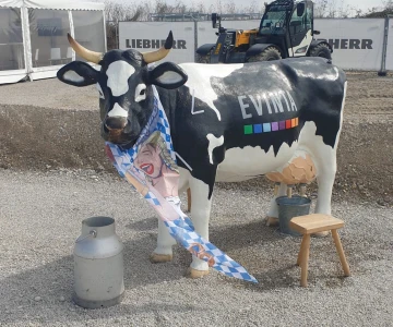 Kuh Elsa aus GFK mit Oktoberfest-Dekoration fürs Kuhwettmelken