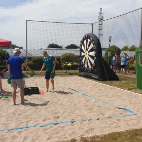 Gruppe beim Torwandschießen und Fußballdart