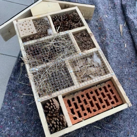 fertiges Insektenhotel liegt auf einem Tisch