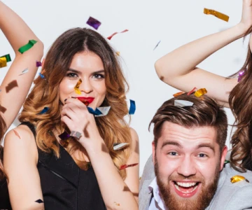 Menschen die Feiern mit Konfetti