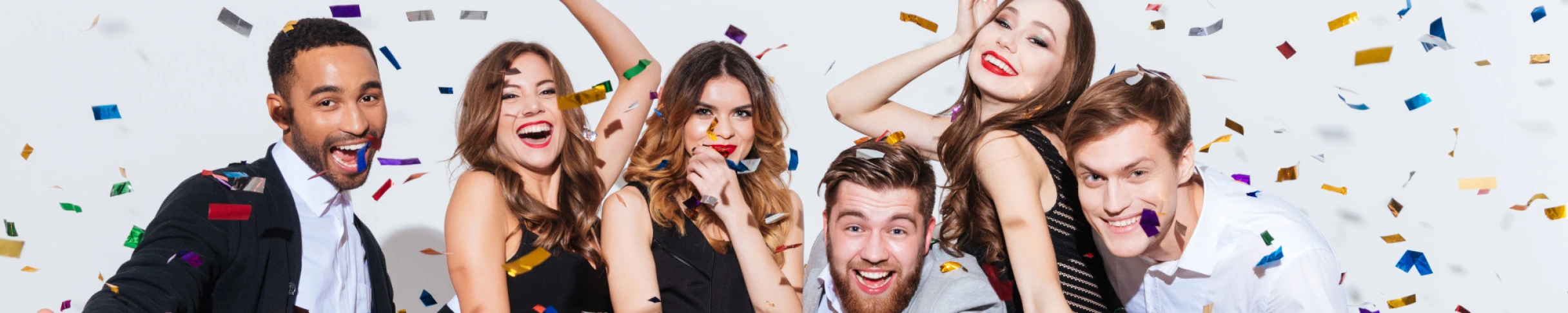 Menschen die Feiern mit Konfetti