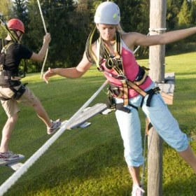 Frau balanciert auf Seil