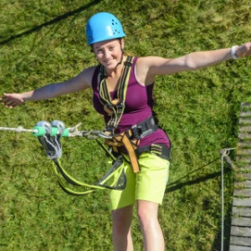 Frau mit ausgestreckten Armen auf Seil