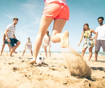 Menschen rennen im Sand