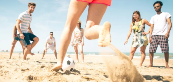 Menschen rennen im Sand