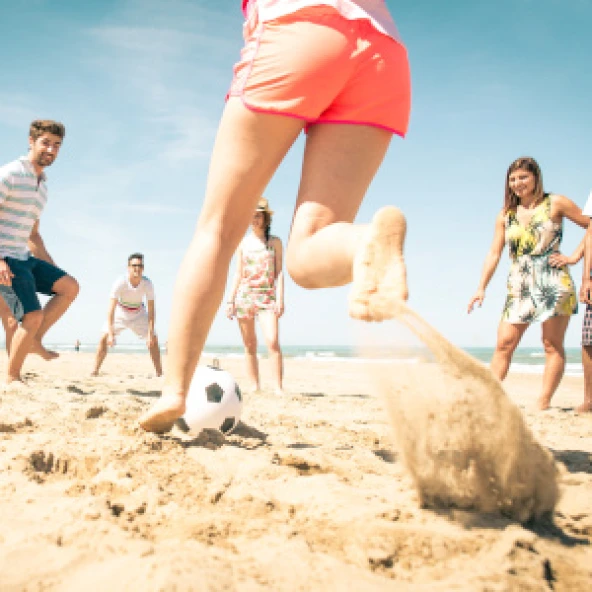 Menschen rennen im Sand