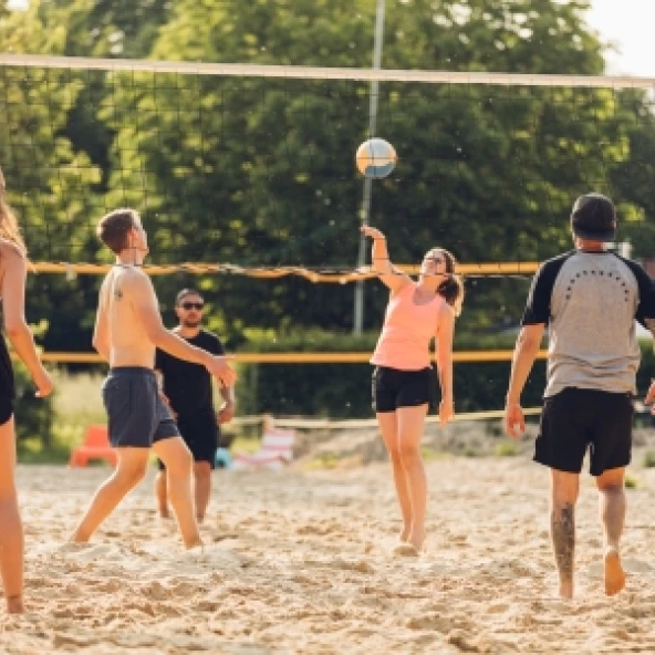 Gruppe beim Volleyballspielen