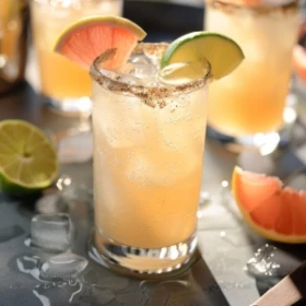 Cocktail mit Grapefruit und Limette