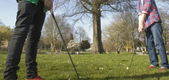 Im Park wird Golf gespielt