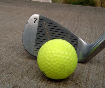 EVINTA_Crossgolf_Bild01 gelber Golfball mit 7-er Eisen