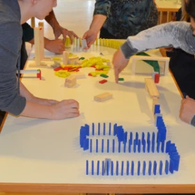 Leute bauen Dominosteine auf