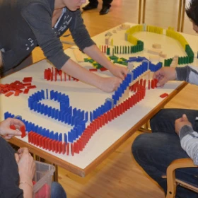 Ketten aus roten und bauen Dominosteinen