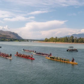 mehrere Drachenboote auf einem Bergsee