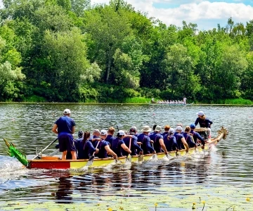 Menschen in blauer Kleidung beim Drachenbootfahren