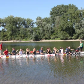 Gruppe von Menschen in einem Drachenboot
