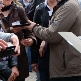 Menschen mit Tablets in den Händen