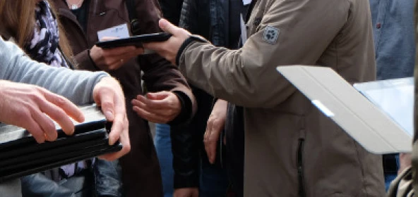 Menschen mit Tablets in den Händen