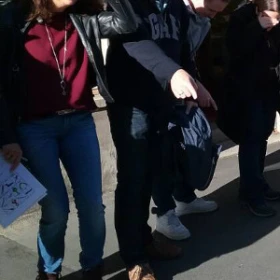 Gruppe von Menschen auf Spurensuche