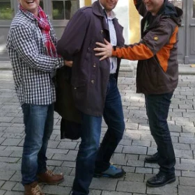 Mann wird zum Spaß mit den Händen auf dem Rücken abgeführt