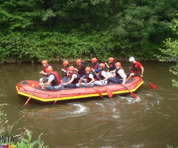 zehn Personen in einem Schlaucboot auf einem Fluß