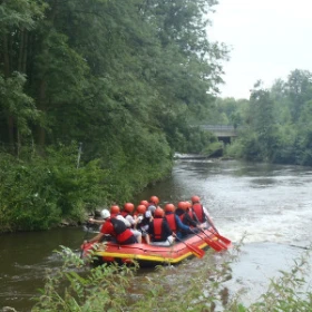 Gruppe im Schlauchboot auf kleinem Fluß