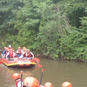 Gruppe beim Rafting mit Schlauchbooten