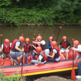 Gruppe beim Einstieg ins Schlauchboot
