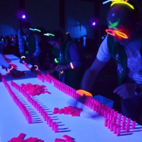 EVINTA_Schwarzlicht_Turnier_Bild02 Domino Kettenreaktion auf Tisch