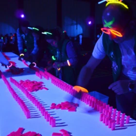 Domino Kettenreaktion auf Tisch