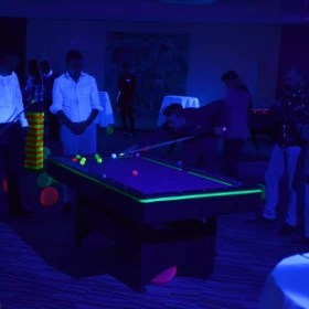 EVINTA_Schwarzlicht_Turnier_Bild05 Billard unter Schwarzlicht