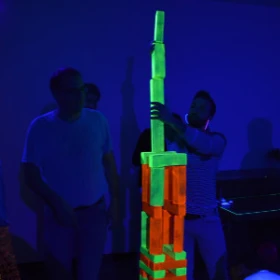 EVINTA_Schwarzlicht_Turnier_Bild03 XXL-Jenga mit Turmbau