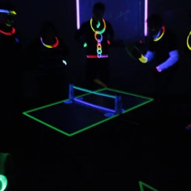 EVINTA_Schwarzlicht_Turnier_Bild04 Tischtennis unter Schwarzlicht