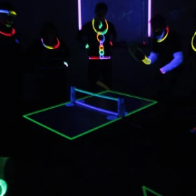 Tischtennis unter Schwarzlicht