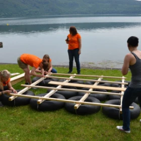 Rohbau eines Floß, Reifen und Holzgerüst sind fertig und werden zusammengebaut.
