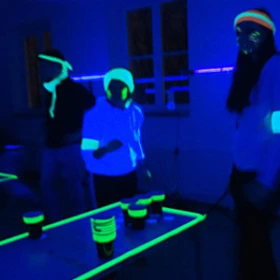 Becher Pong spielen unter Schwarzlicht