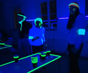 Becher Pong spielen unter Schwarzlicht